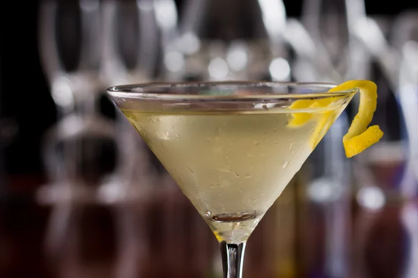 Dirty martini med en citron twist — Stockfoto