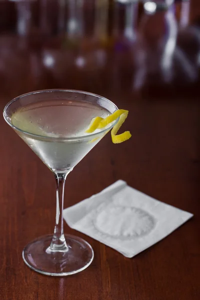 Dirty martini med en citron twist — Stockfoto