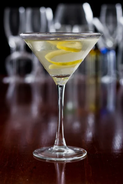 Dirty martini z cytryny twist — Zdjęcie stockowe