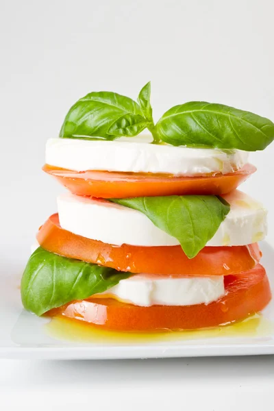 Taze mozarella ve domates salatası. — Stok fotoğraf