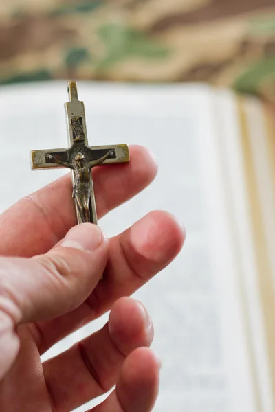 Mãos masculinas segurando um crucifixo — Fotografia de Stock