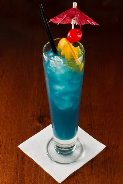 Tropischer blauer Cocktail — Stockfoto