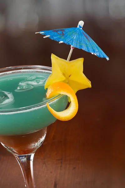 Голубой гавайский тропический коктейль — стоковое фото