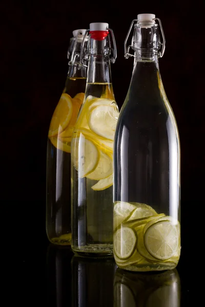 Citrusové infuze v lahvích — Stock fotografie