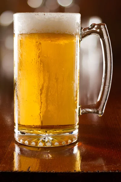 Kaltes Bier im Becher — Stockfoto