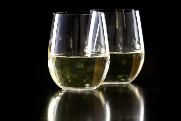 Opadaném listí sklenice na bílé víno — Stock fotografie