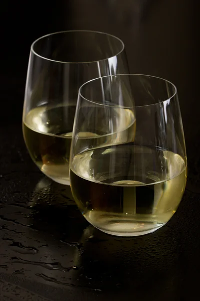 Bicchieri di vino bianco senza stelo — Foto Stock