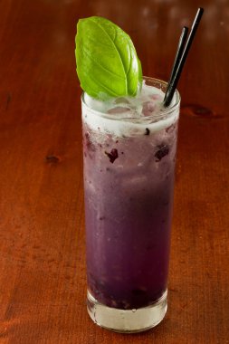 Mavi berry fesleğen içecek