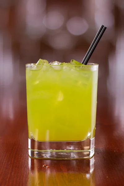 Groene cocktail op de rotsen — Stockfoto