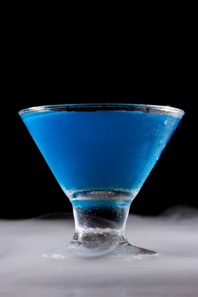 Strahlend blauer Cocktail — Stockfoto