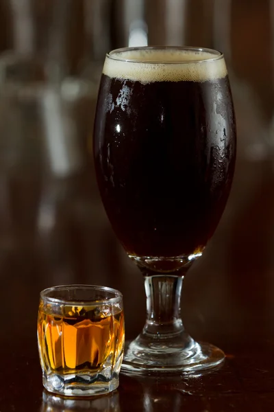 Bira ve bir atış — Stok fotoğraf