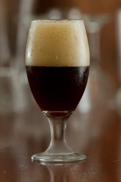 Темное пиво — стоковое фото