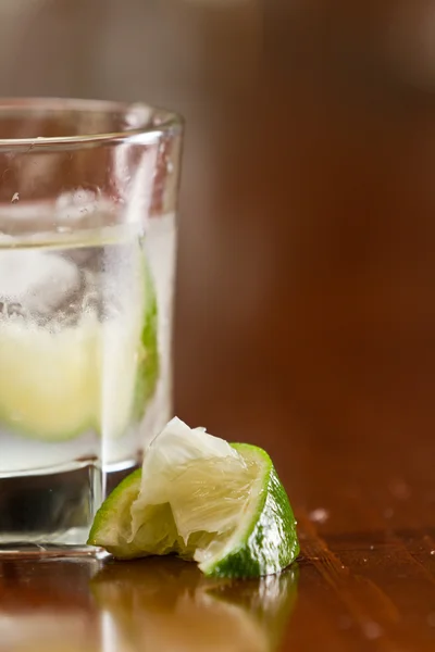 Silberner Tequila auf den Felsen — Stockfoto