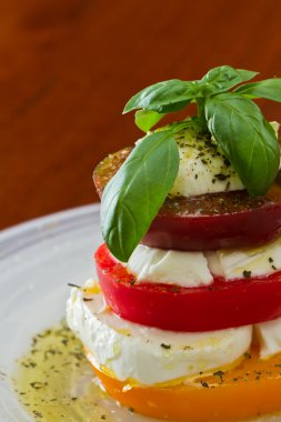 Taze mozarella ve domates salatası.