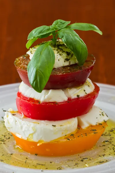Frischer Mozzarella und Tomatensalat — Stockfoto