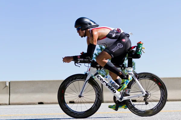 Billy Flores v Coeur d' Alene Ironman cyklistické události — Stock fotografie