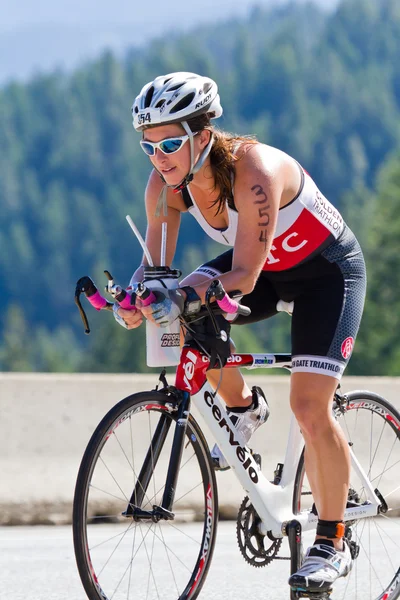 Lindsey Thurman in the Coeur d' Alene Ironman cycling event — Stock Photo, Image