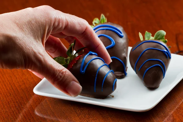 Erdbeeren mit Schokolade überzogen — Stockfoto