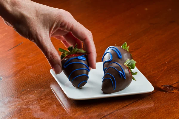 Met chocolade bedekte aardbeien — Stockfoto