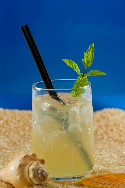 Освежающий напиток на пляже — стоковое фото