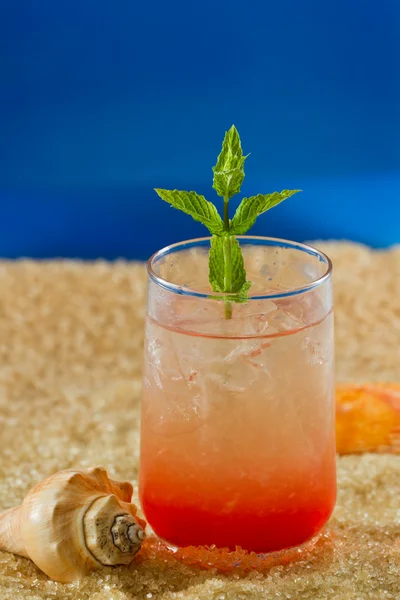 Освежающий напиток на пляже — стоковое фото