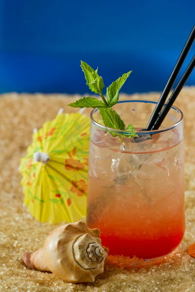 Erfrischungsgetränk am Strand — Stockfoto