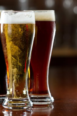 koyu, kırmızı ve hafif bira
