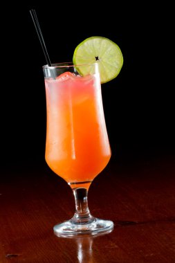 tropikal meyve suyu kokteyli