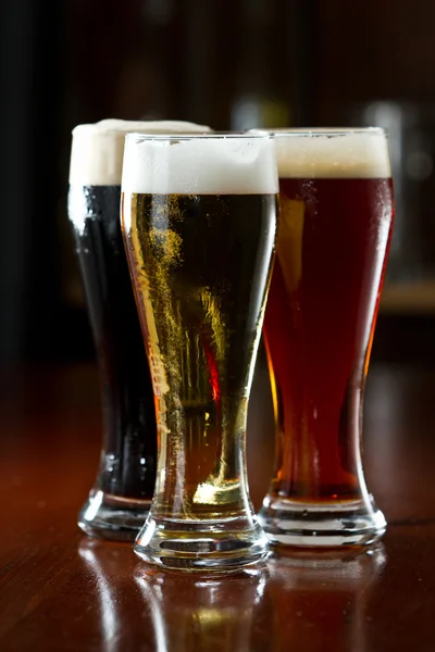 Koyu, kırmızı ve hafif bira — Stok fotoğraf