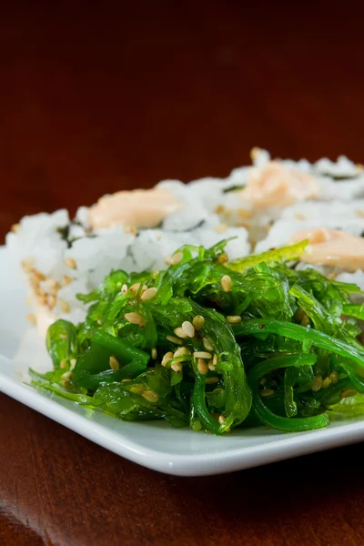 Салат из морских водорослей и суши — стоковое фото