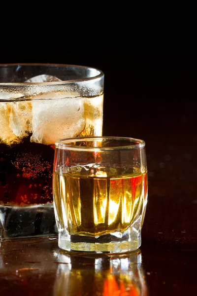 Rum en cola — Stockfoto