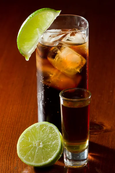 Rum en cola — Stockfoto