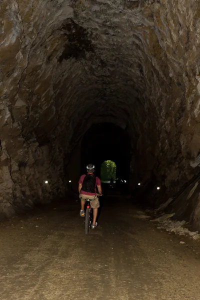 在一个山洞里骑自行车 — 图库照片
