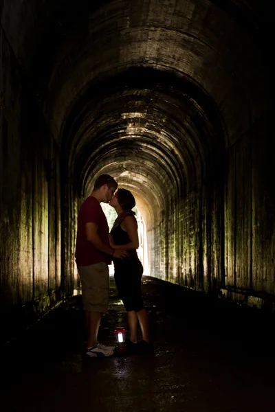 Jovem casal em um túnel — Fotografia de Stock