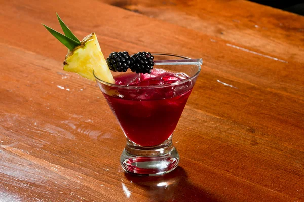 Cocktail met vers fruit — Stockfoto
