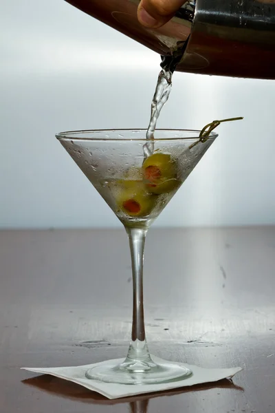 Pouring a martini — Stock Photo, Image