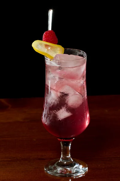 Refreshing raspberry lemonade — Stock Photo, Image