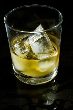 Buzlu viski.