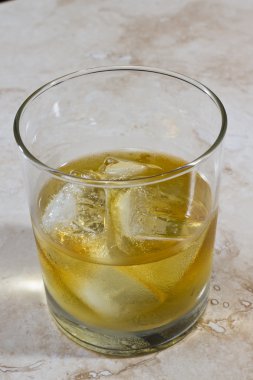 Buzlu viski.