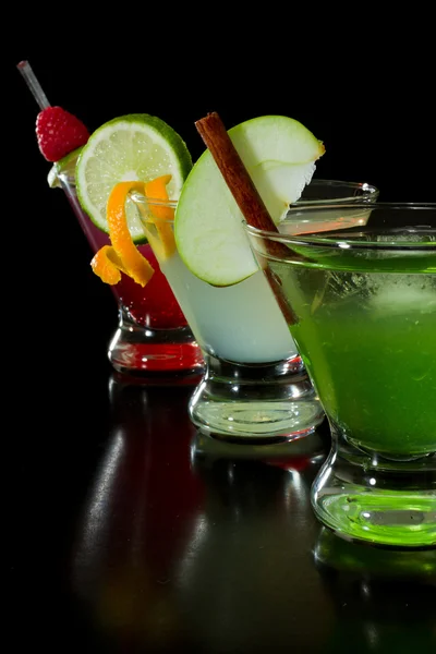 Färgglada fruktiga drinkar — Stockfoto
