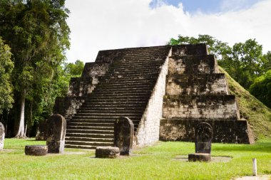 Tikal, Maya harabelerini