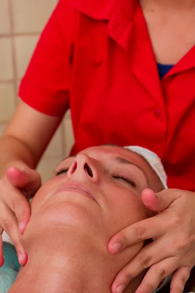 Massagem facial — Fotografia de Stock