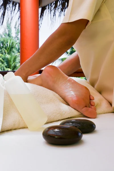 Massagem de pedra quente — Fotografia de Stock