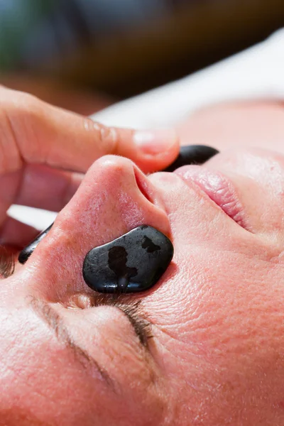 Massagem de pedra quente — Fotografia de Stock