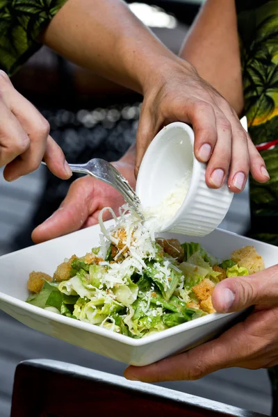 Servindo uma salada — Fotografia de Stock