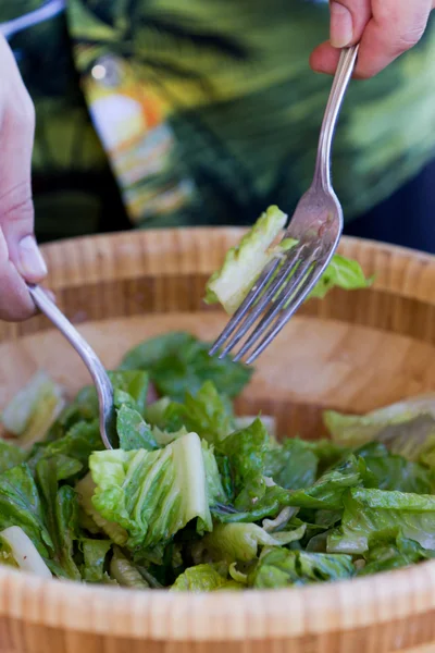 Jogando uma salada — Fotografia de Stock