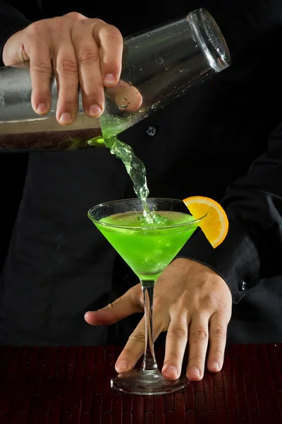 Bir martini dökme — Stok fotoğraf
