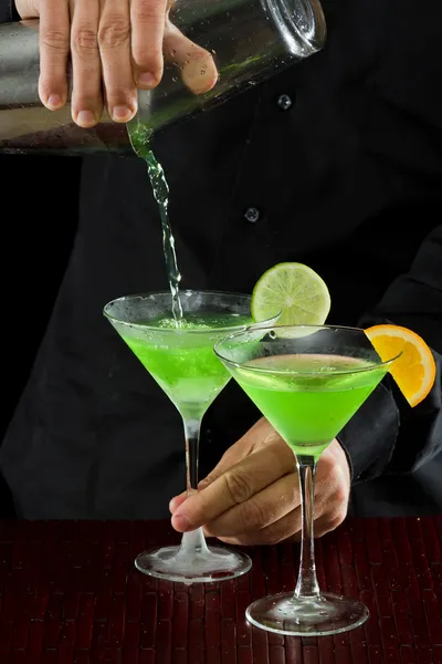 Versare un Martini — Foto Stock