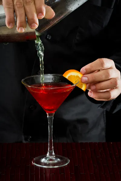 Pouring a martini — Stock Photo, Image