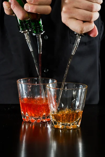 Pouring cocktails — Stock Photo, Image